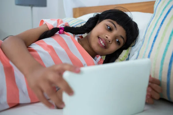 Menina usando tablet digital — Fotografia de Stock