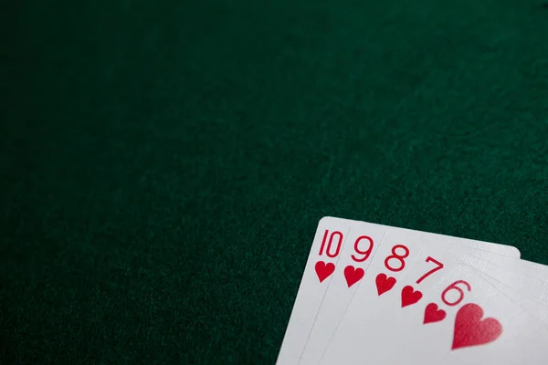 Karten auf dem Pokertisch arrangiert — Stockfoto