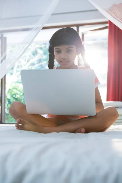 Girl typing on laptop — Stock Photo, Image