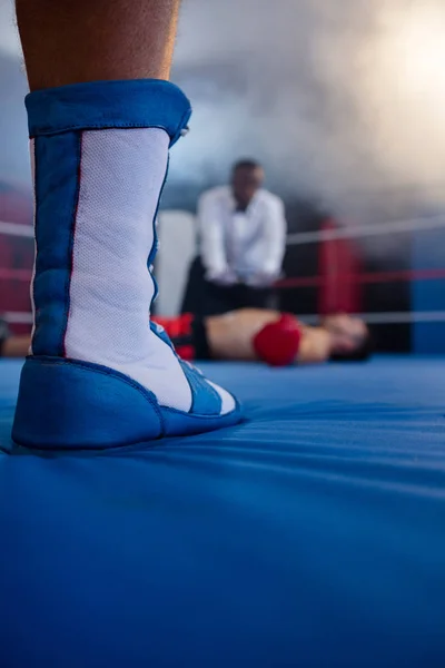 Boxer stående i boksering ring - Stock-foto
