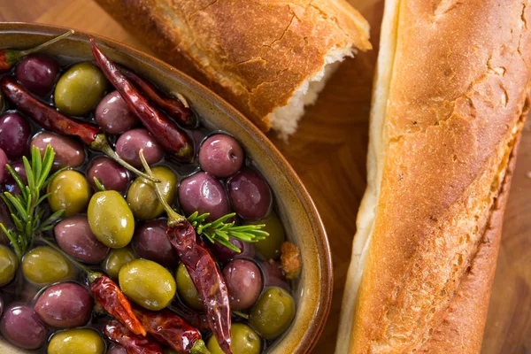 Ingemaakte olijven met brood — Stockfoto