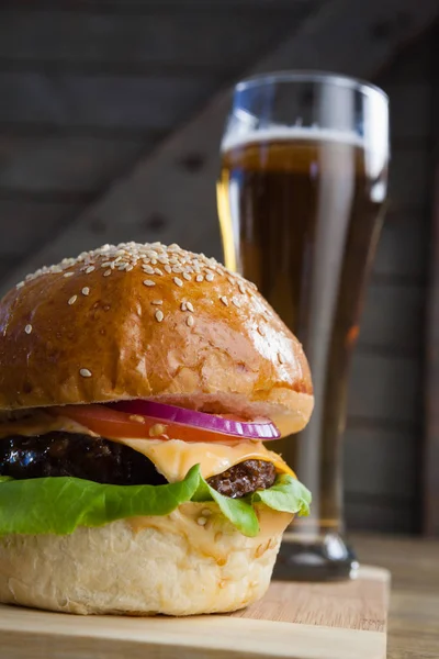Hambúrguer com copo de cerveja — Fotografia de Stock