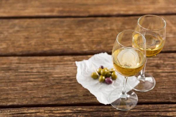 Gröna oliver med glas vin — Stockfoto