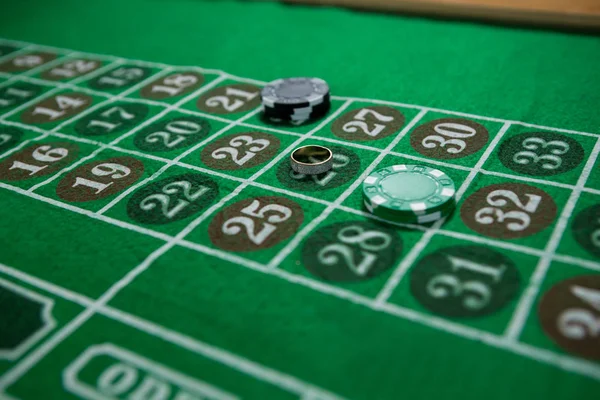 Anillo y fichas en la mesa de ruleta —  Fotos de Stock