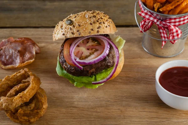 Hamburger con patate fritte e anelli di cipolla — Foto Stock