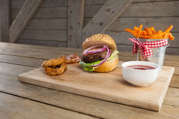 Hamburger s hranolky a smažené cibulové kroužky — Stock fotografie