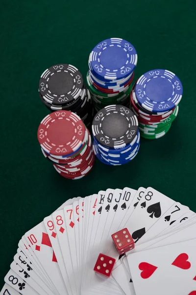 Hrací karty s kostičky a kasino čipy — Stock fotografie