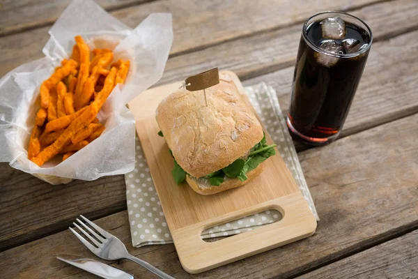 Hamburger s hranolky a pití — Stock fotografie