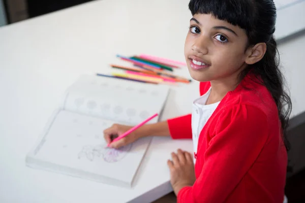 Dibujo de niña en libro —  Fotos de Stock