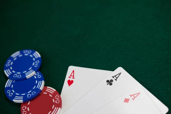 Spelkort och kasinomarker — Stockfoto