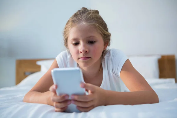 Menina usando smartphone — Fotografia de Stock