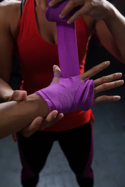 Entrenador atar envoltura de mano en la mano —  Fotos de Stock