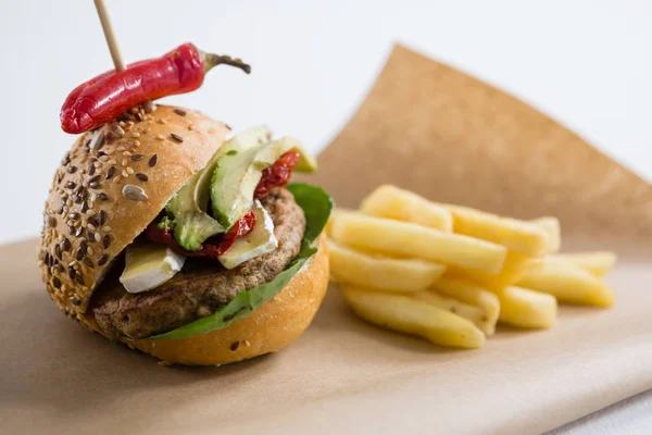 Hamburger met jalapeno en Franse frietjes — Stockfoto