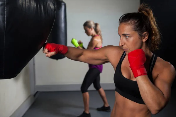 Kobiety, uprawiania boksu w fitness studio — Zdjęcie stockowe