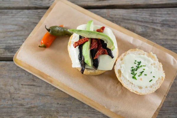 Öppnade burger med grönsaker och chili peppers — Stockfoto