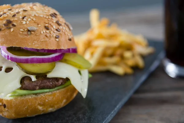 Cheeseburger com legumes e batatas fritas — Fotografia de Stock