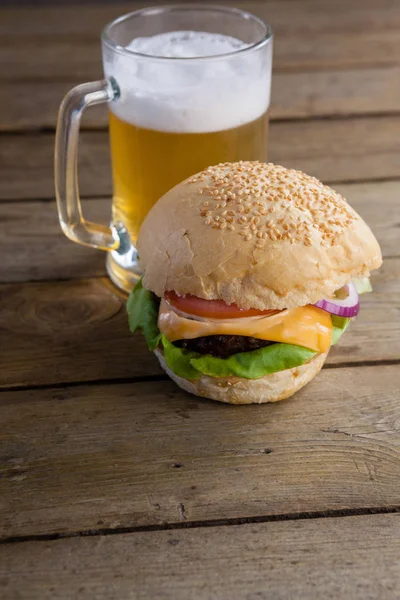 Burger i szklanka piwa — Zdjęcie stockowe
