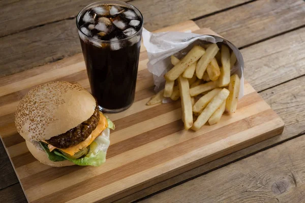 Hambúrguer com batatas fritas e bebida gelada — Fotografia de Stock