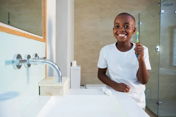Niño sonriente mostrando cepillo de dientes — Foto de Stock