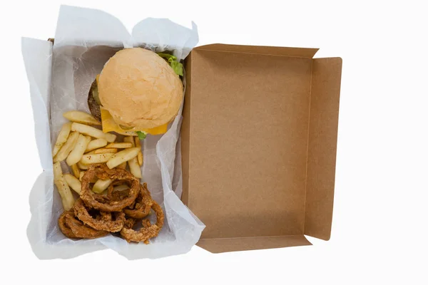 Hamburger mit Zwiebelringen und Pommes — Stockfoto