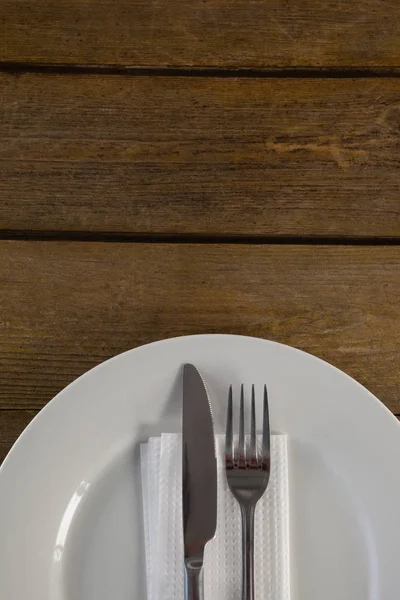 Placa blanca con cubiertos y servilleta — Foto de Stock