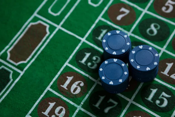 Chips azules en la mesa de ruleta — Foto de Stock