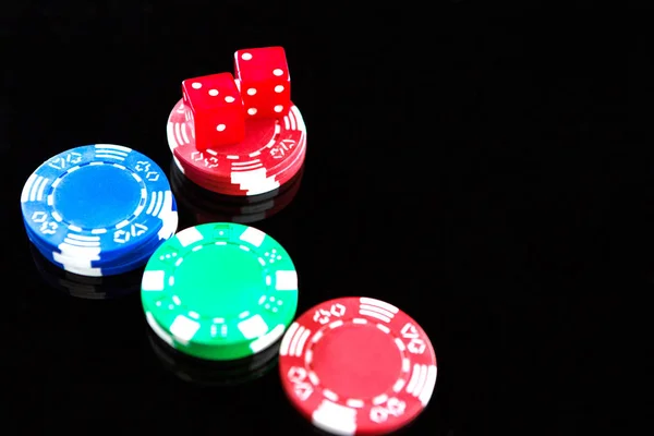 Červené kostky a kasino čipy — Stock fotografie