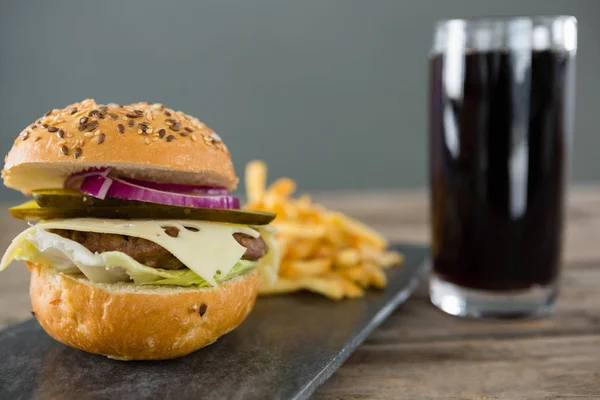 Cheeseburger com batatas fritas e bebida — Fotografia de Stock