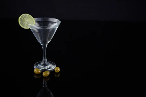 Martini de cocktail com azeitonas — Fotografia de Stock