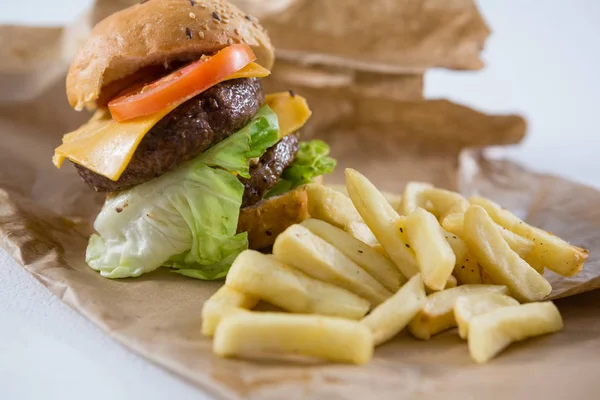 Batatas fritas e hambúrguer — Fotografia de Stock