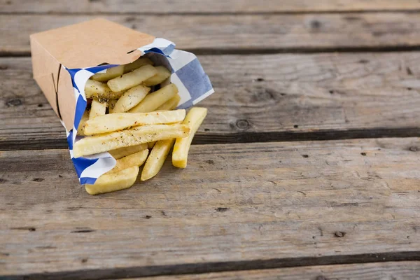 Franse frietjes in papieren zak — Stok fotoğraf