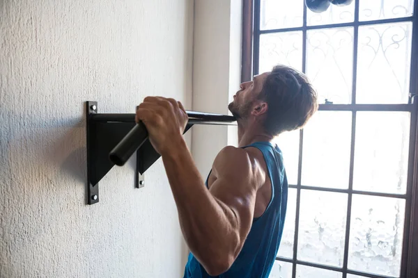 Atleta praticando pull ups no bar — Fotografia de Stock