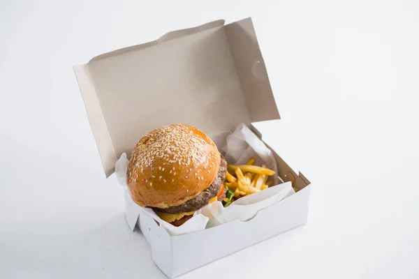 Hambúrguer e batatas fritas em caixa — Fotografia de Stock