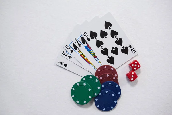 与丁和赌场玩纸牌，芯片 — 图库照片