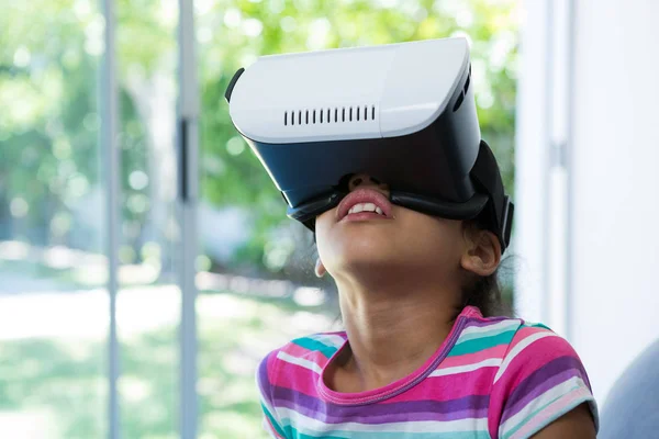 Menina vestindo simulador de realidade virtual — Fotografia de Stock