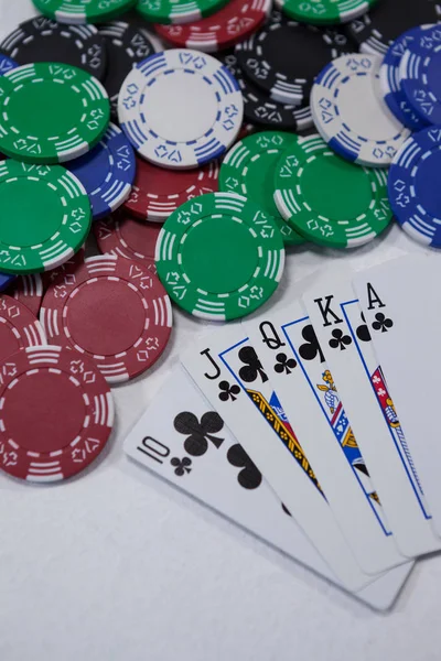 Spielkarten und Casino-Chips — Stockfoto