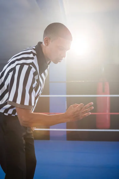 Männlicher Schiedsrichter gestikuliert im Boxring — Stockfoto
