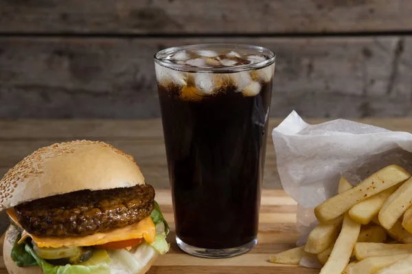 Hamburgare med pommes frites och kall dryck — Stockfoto