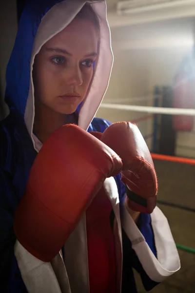 Mujer practicando boxeo en gimnasio — Foto de Stock
