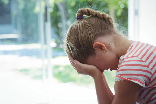 Gadis sedih dengan kepala di tangan — Stok Foto