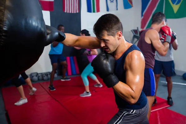 Jovem boxer masculino saco de perfuração — Fotografia de Stock