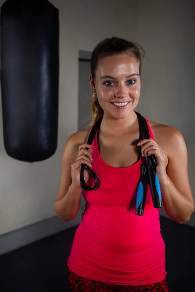 Fit woman standing with skipping rope — Stock Photo, Image