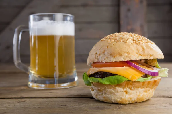 Burger e bicchiere di birra — Foto Stock