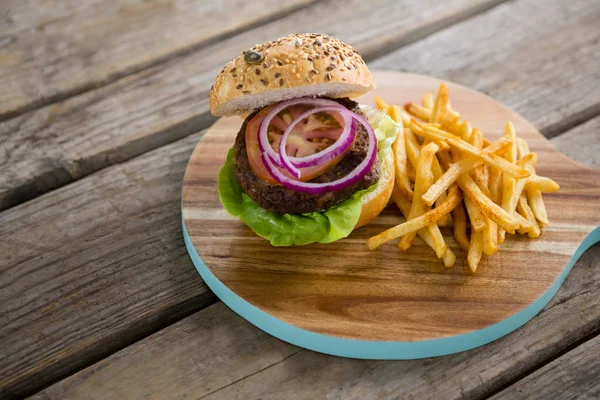 Hambúrguer aberto com batatas fritas — Fotografia de Stock