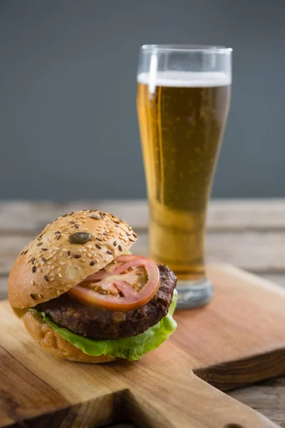 Hamburger i szklankę piwa — Zdjęcie stockowe