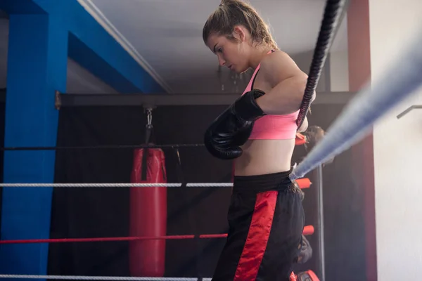 Mujer de pie en el ring de boxeo — Foto de Stock