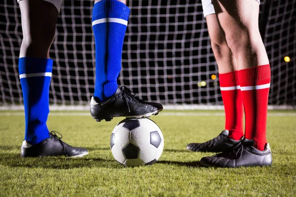 Jogadores de futebol com bola em campo — Fotografia de Stock