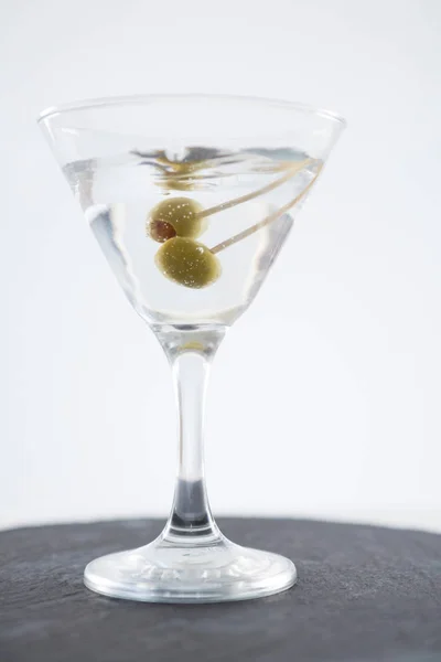 Martini de cóctel con aceitunas —  Fotos de Stock