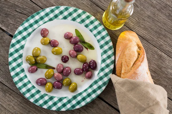 Gemarineerde olijven met olie en brood — Stockfoto