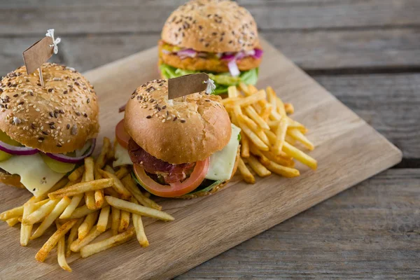 Hambúrgueres com batatas fritas — Fotografia de Stock